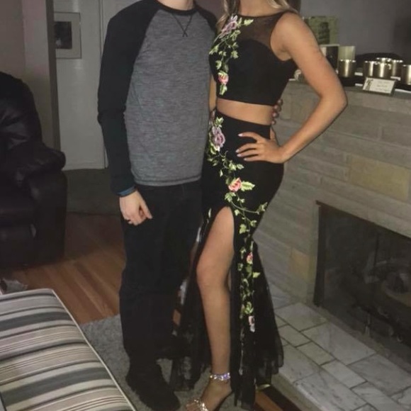 Winter 2017 Sherri Hill Dress - Picture 2 of 5